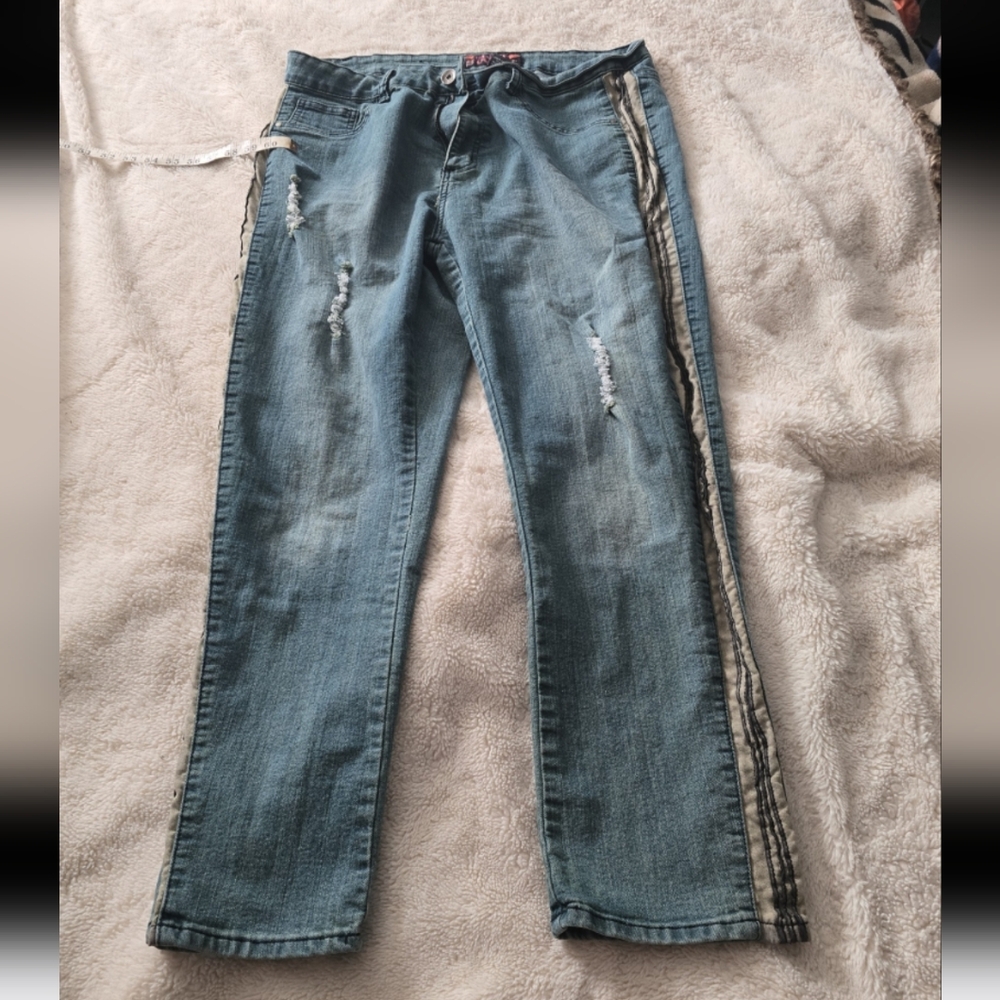 012726 Hot swag jeans 22w stressed. Box 22Q#